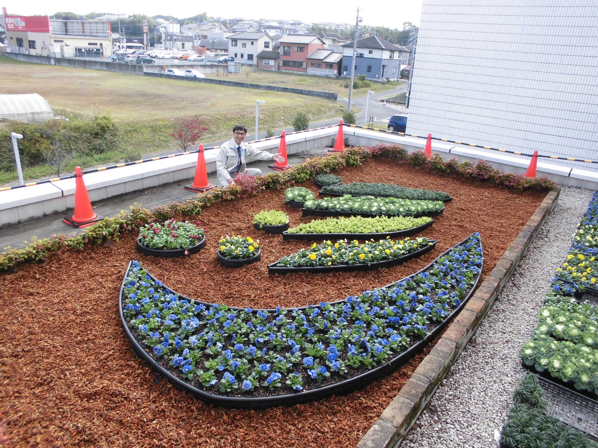 日進市のシンボルマークを形作った花壇