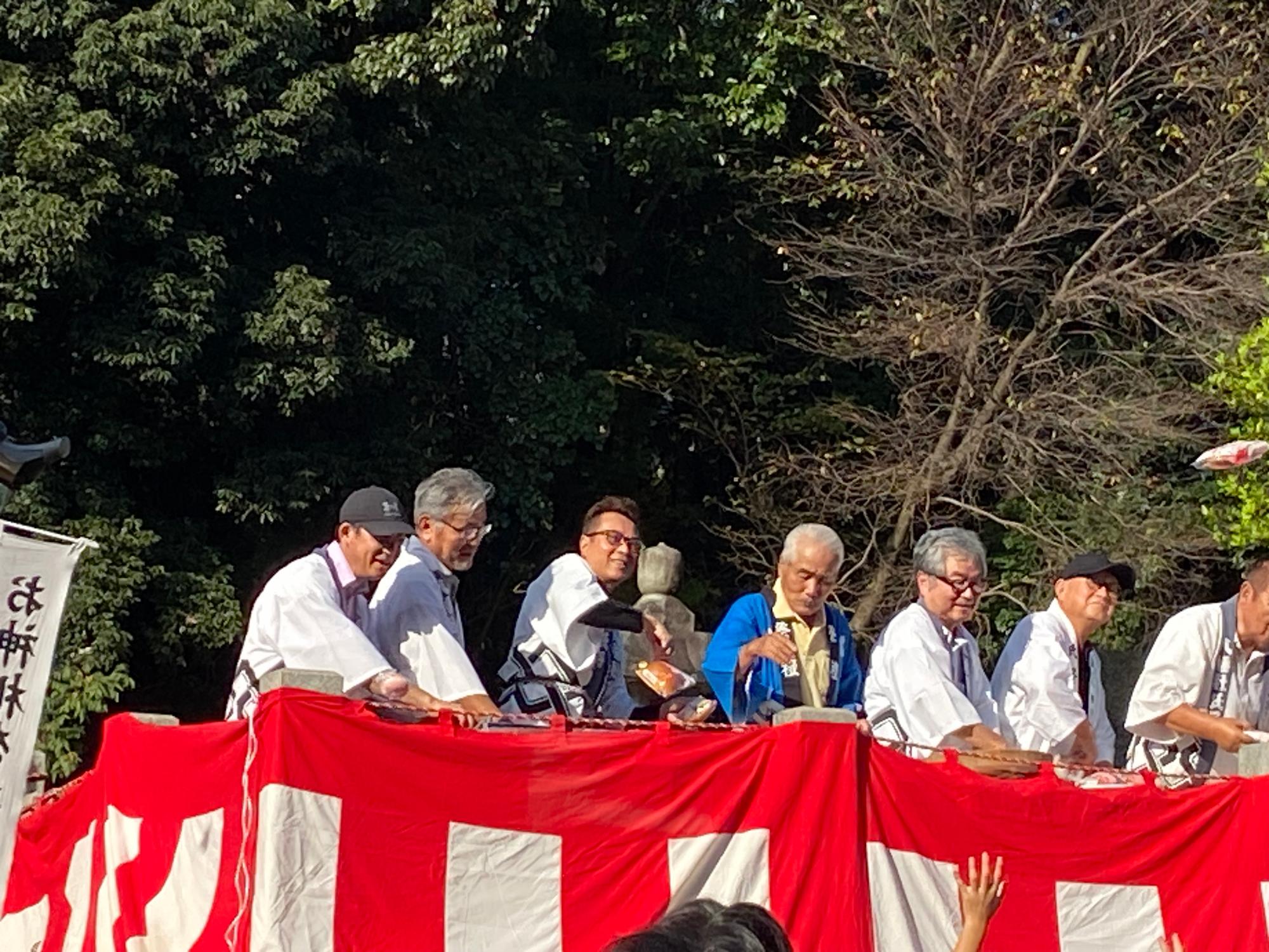 20241006_八幡社秋の大祭での餅投げ