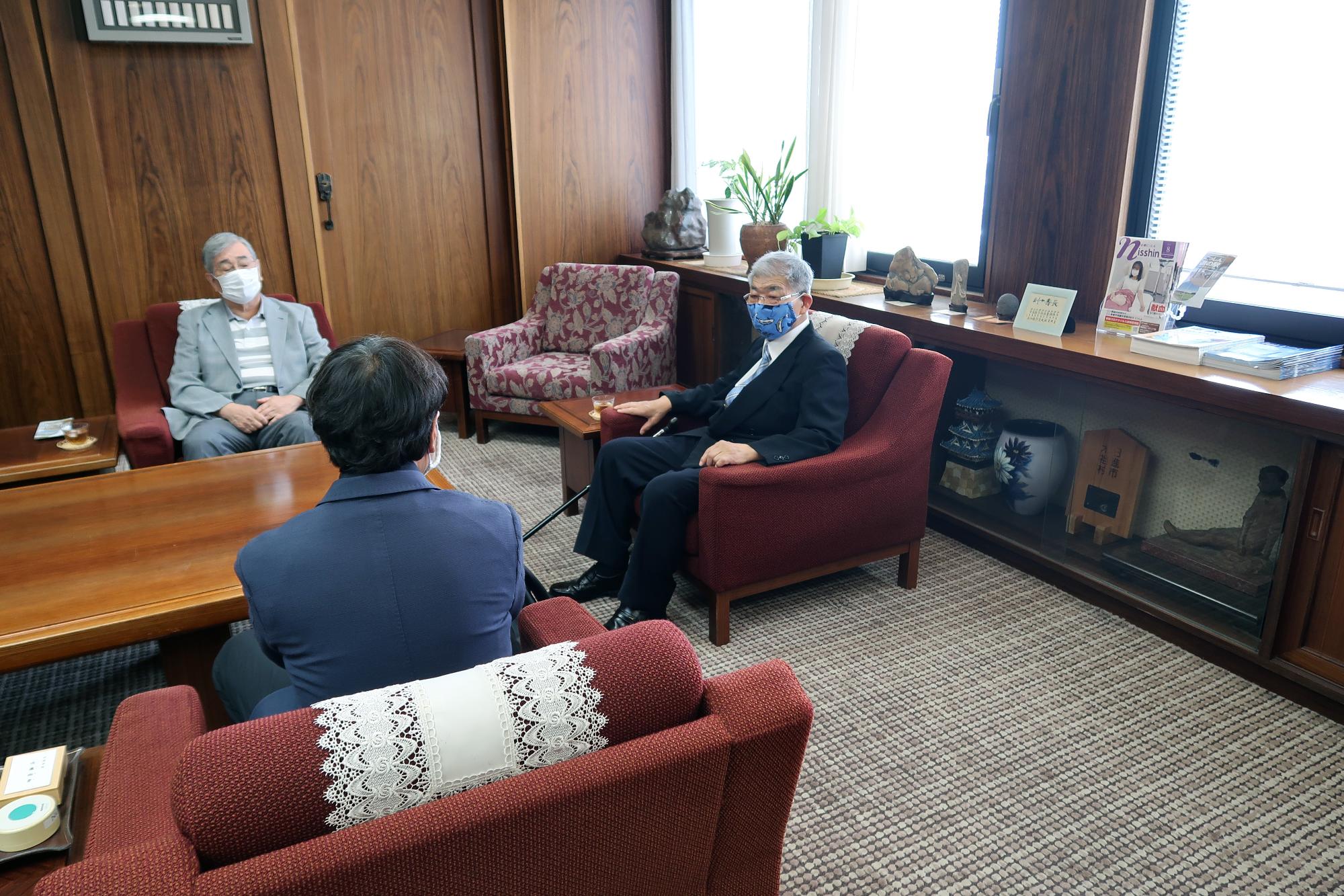 近藤市長と歓談する矢田元彦さん