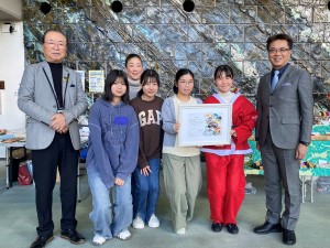 20241222_日進絆子ども食堂クリスマス会でボランティアをする愛知淑徳高等学校JRC部の皆さんら