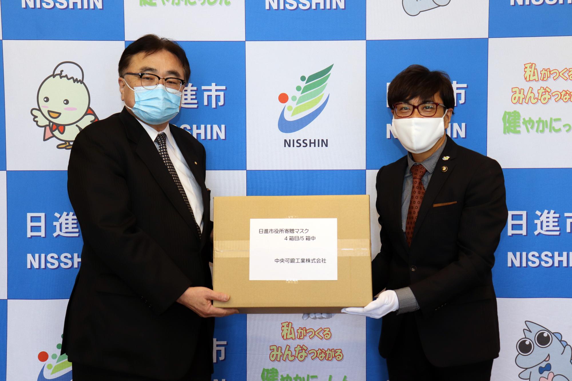 中央可鍛工業株式会社武山社長からマスクの寄贈を受ける近藤市長