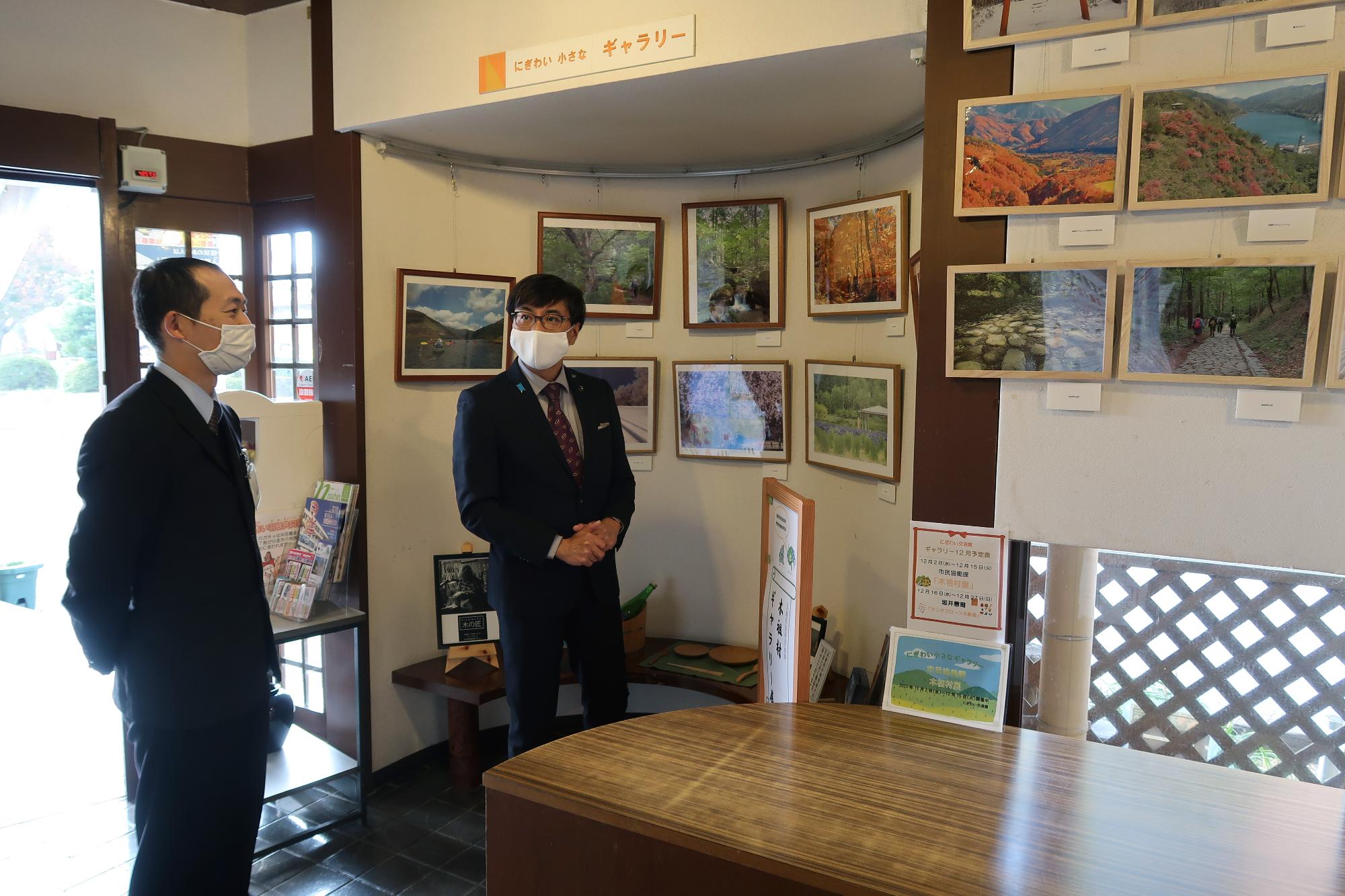 木祖村展を見学される近藤市長