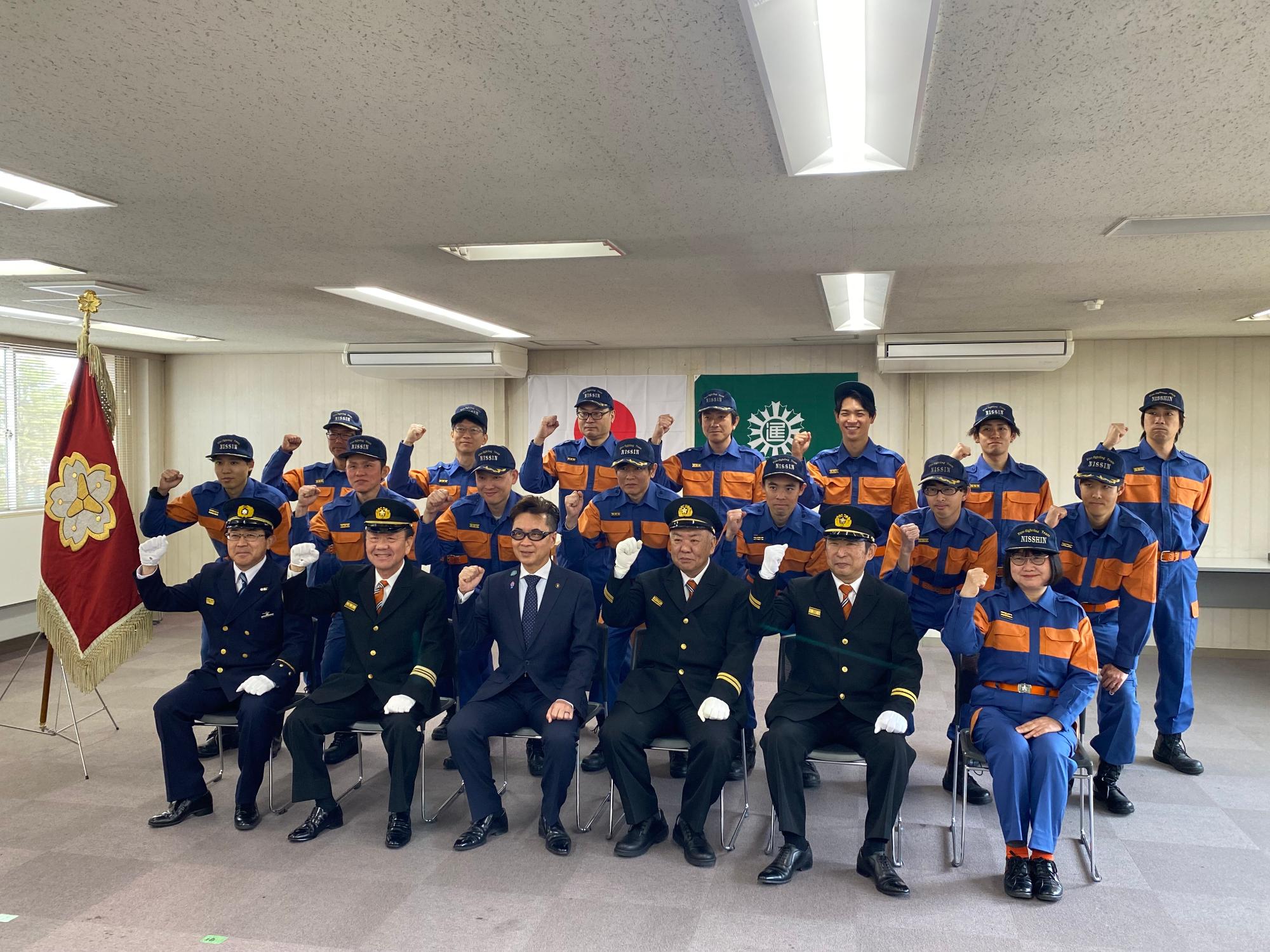 20250330_消防団長から辞令交付を受けた団本部部長及び分団長らと近藤市長