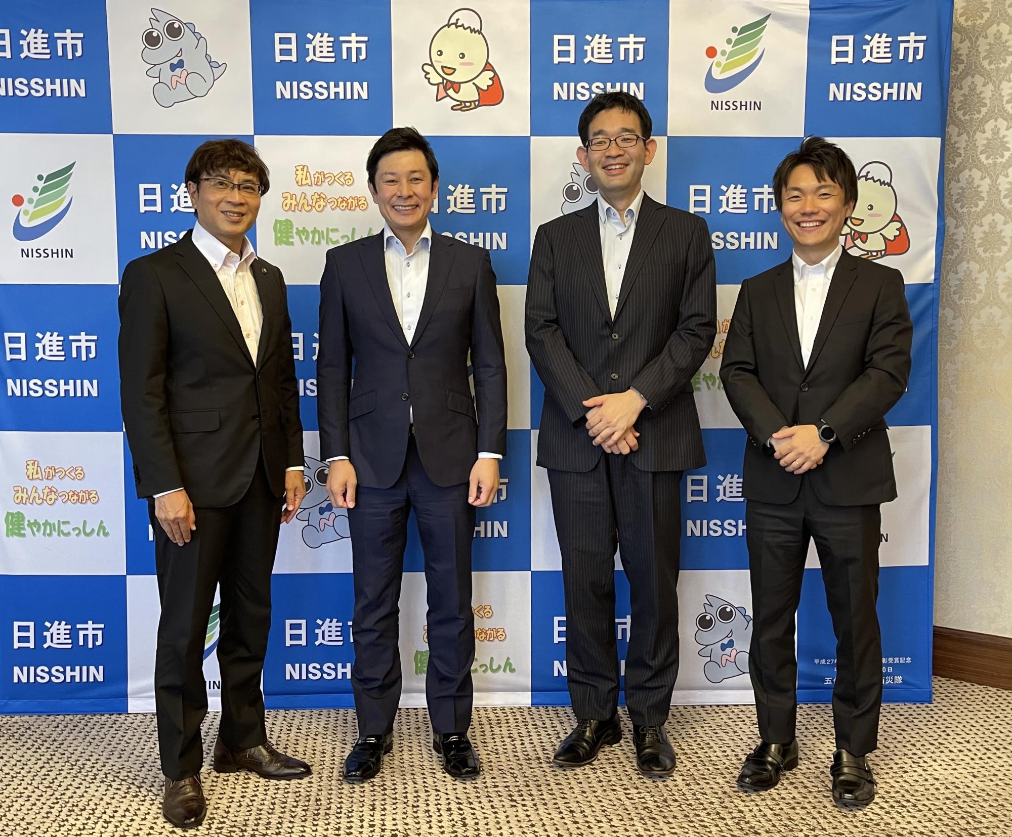 旭食品株式会社の皆さまと記念撮影をする近藤市長