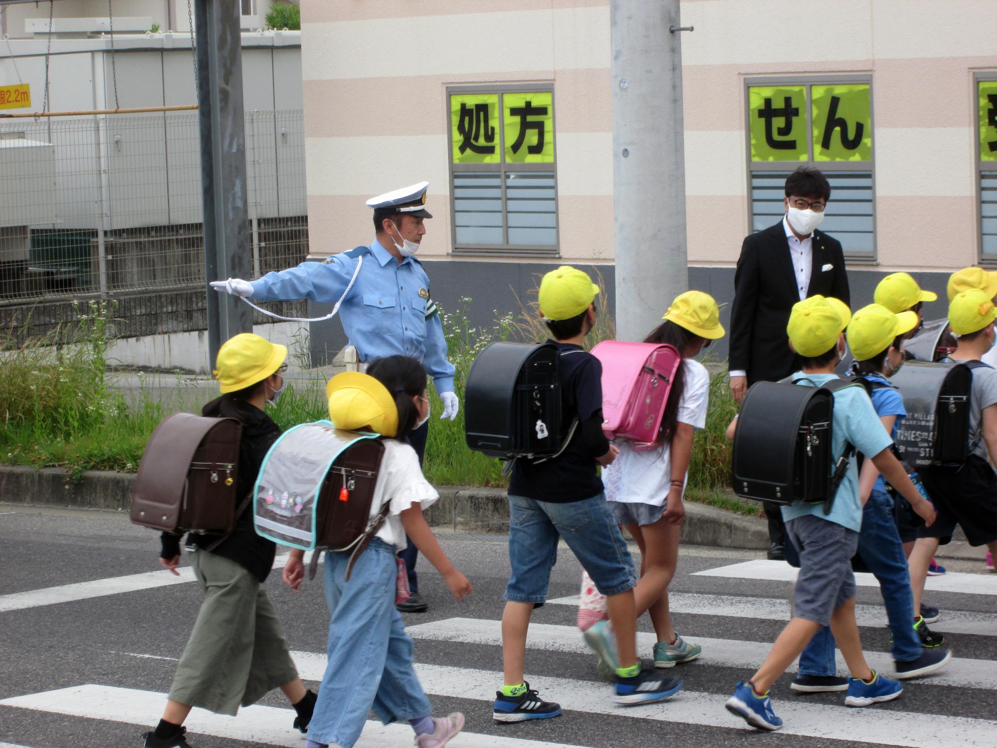 見守り活動をする近藤市長