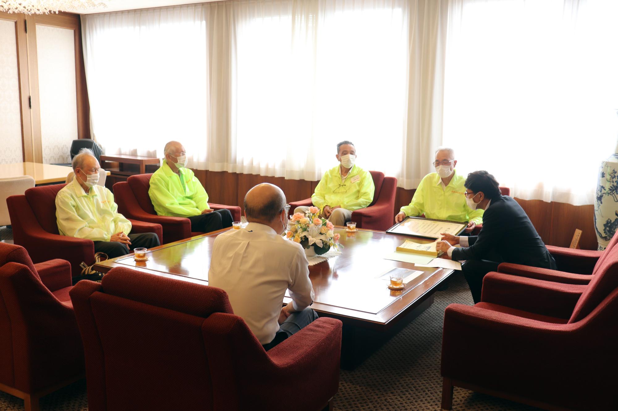 近藤市長と懇談する岩根自主防災会の皆様