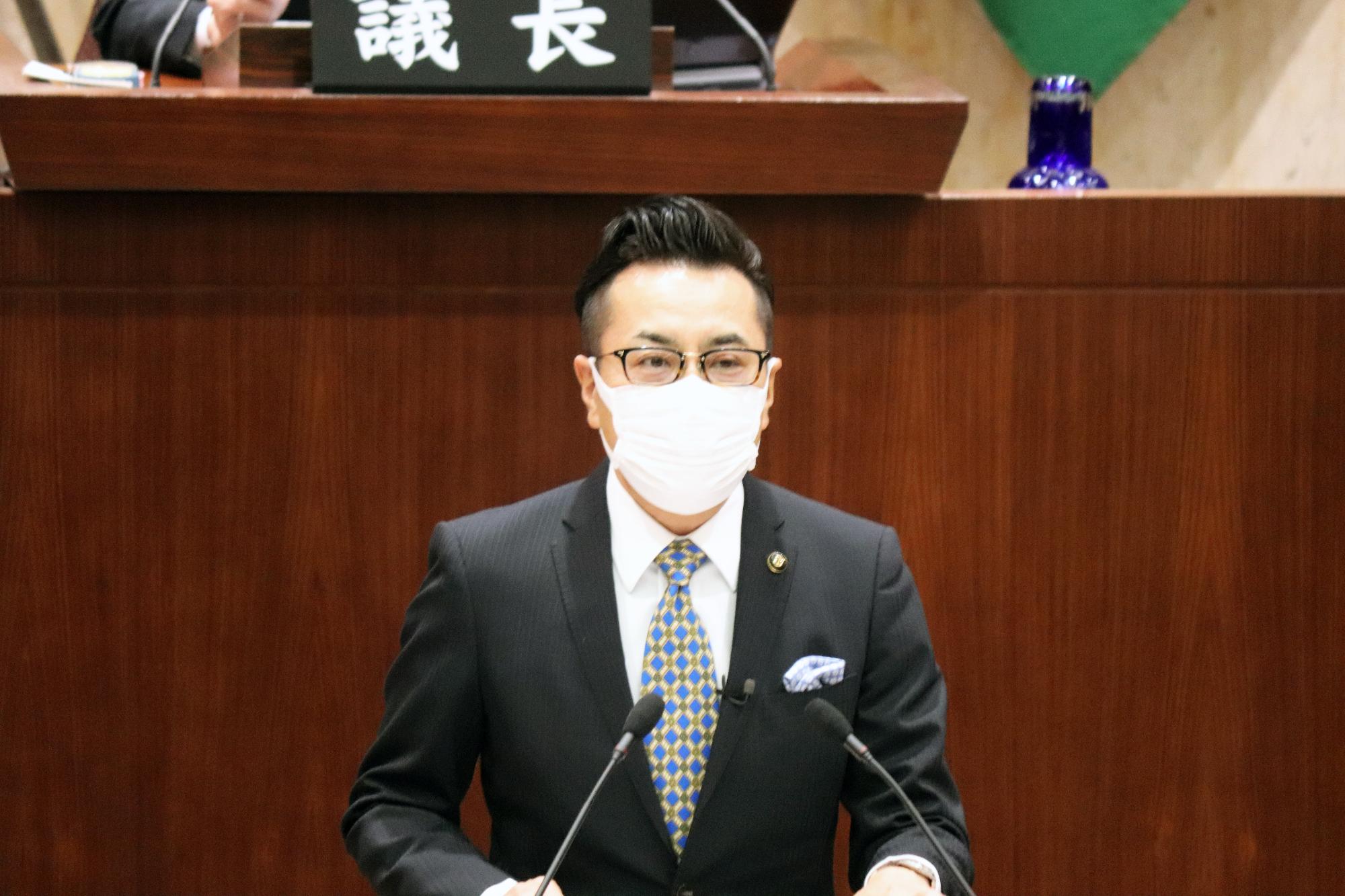 令和5年第1回市議会定例会において施政方針演説をする近藤市長2