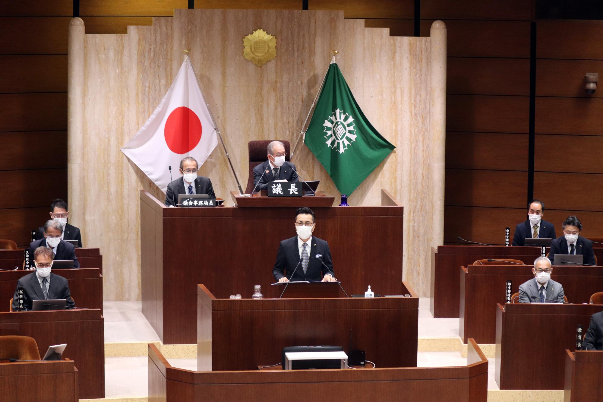 令和5年第1回市議会定例会において施政方針演説をする近藤市長1