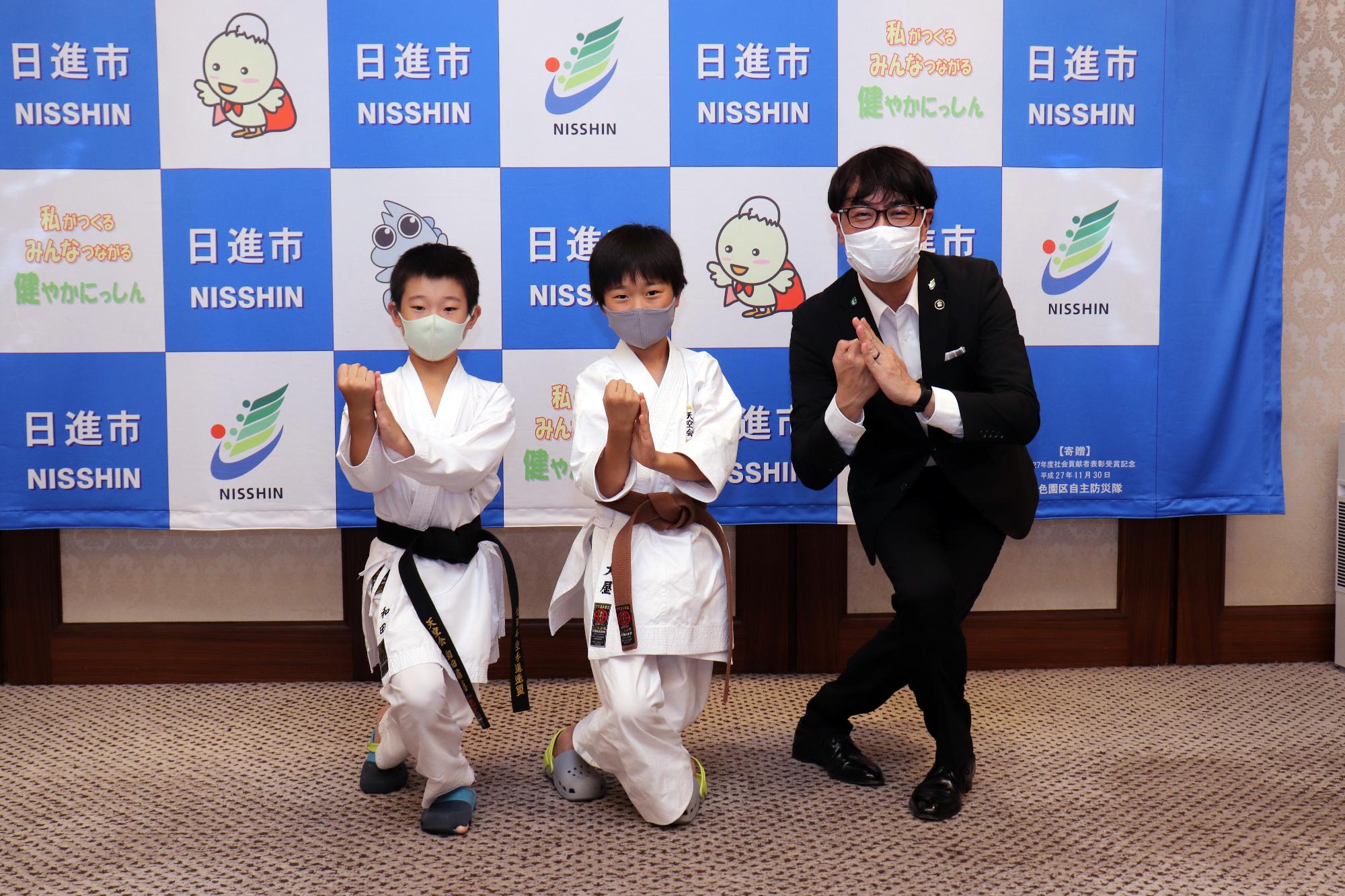 空手道の全国大会へ出場する空手道団体「天空会」の選手の皆さんと記念撮影をする近藤市長