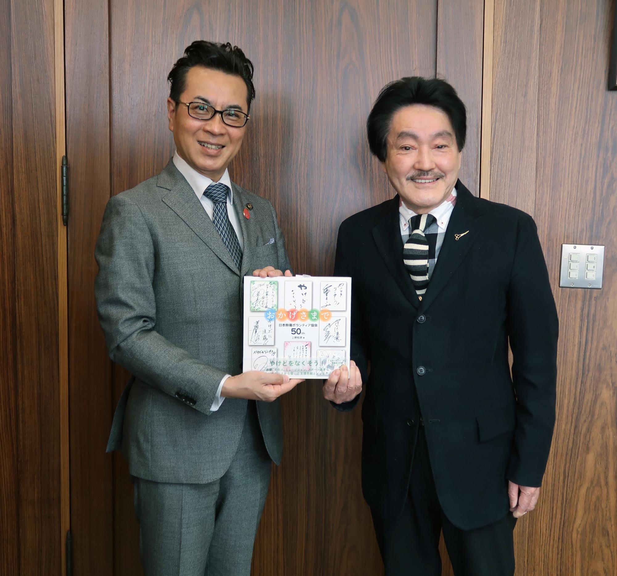 表敬訪問した上野和彦さんと記念撮影をする近藤市長
