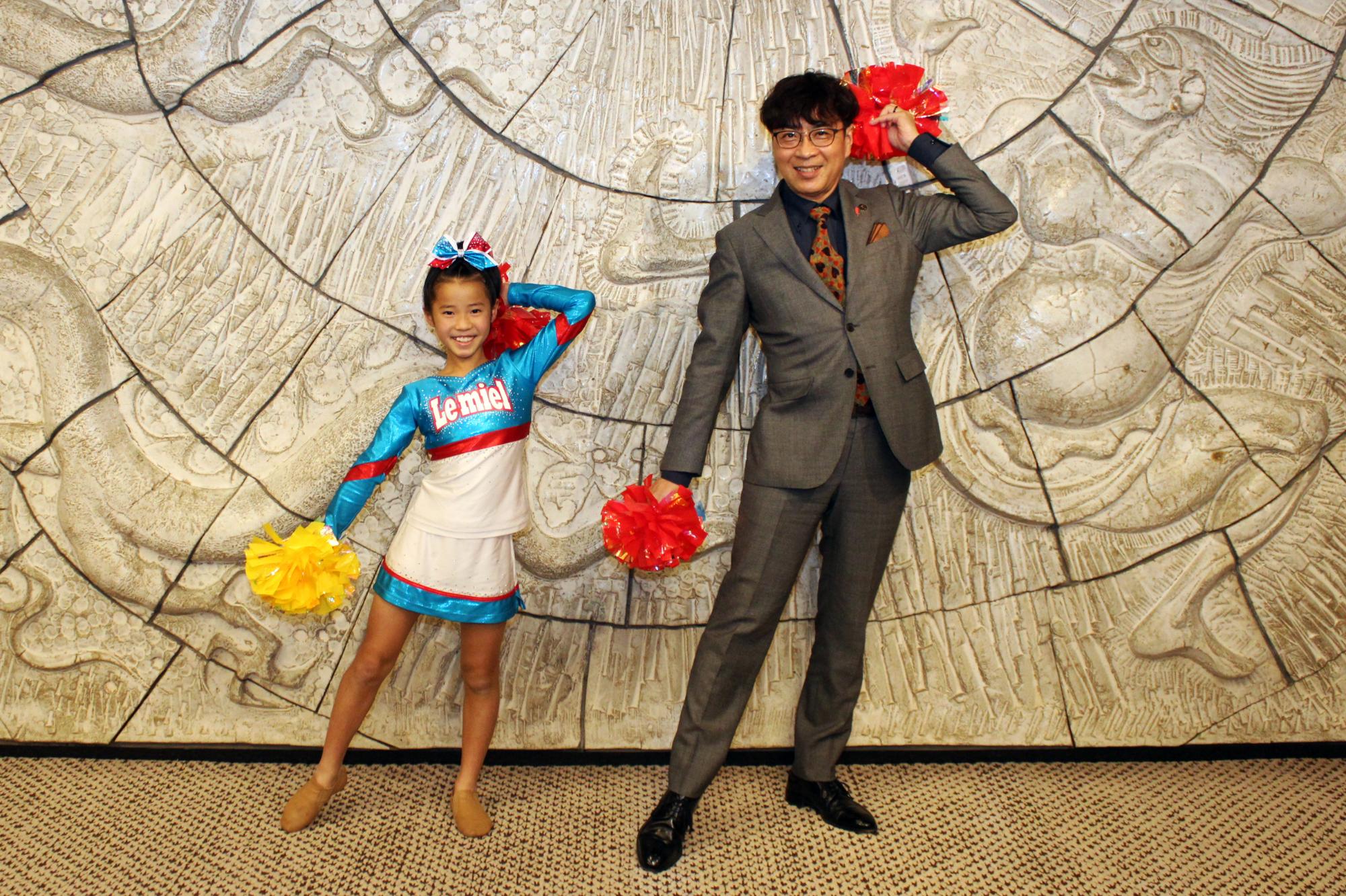 チアダンスの全国大会に出場した穐葉麻寛さんと記念撮影をする近藤市長