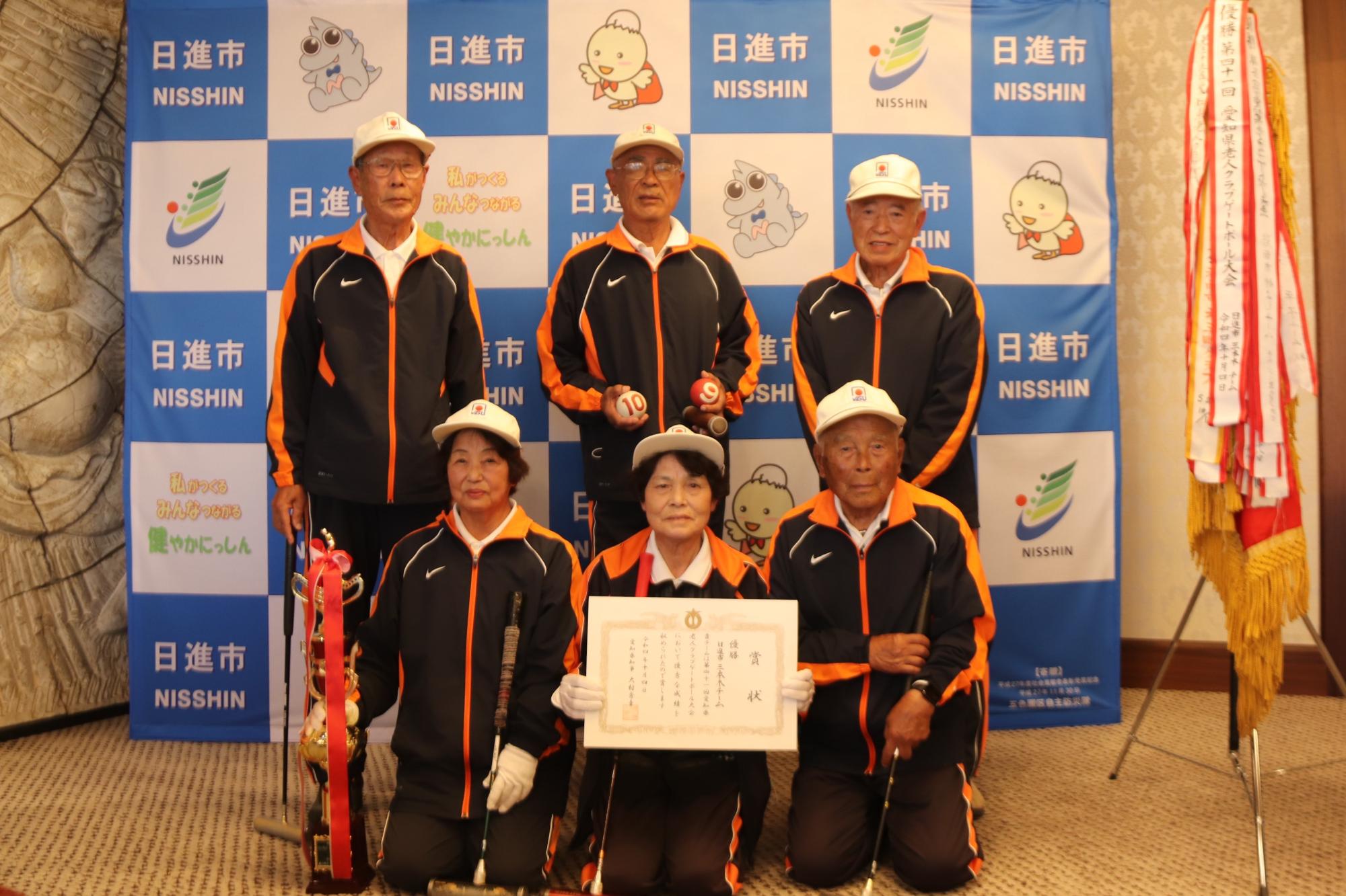 表敬訪問したゲートボール大会で優勝した三本木チームの皆さんと記念撮影をする近藤市長