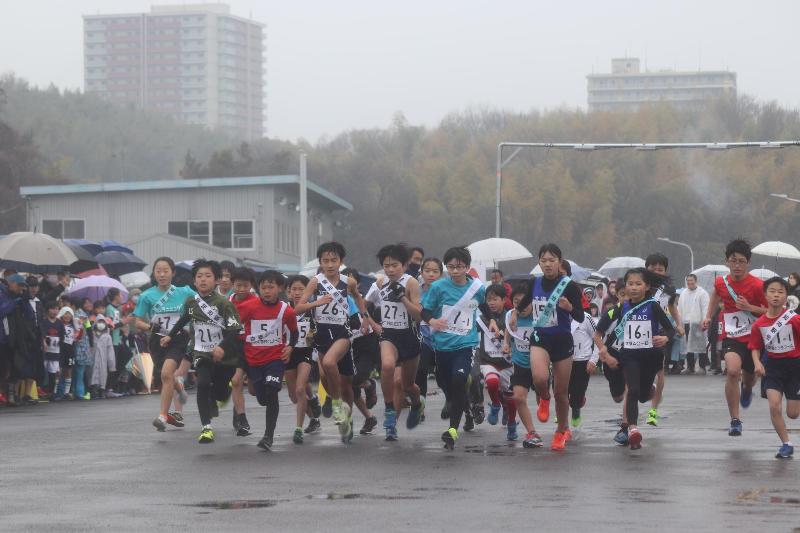 小学生の部のスタート。雨に打たれながらも力強く走り出します。