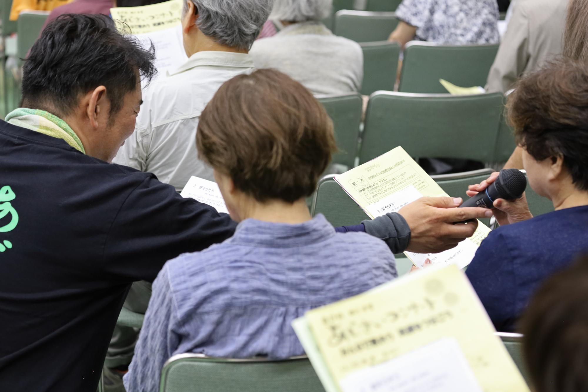 合唱に加わる参加者の写真