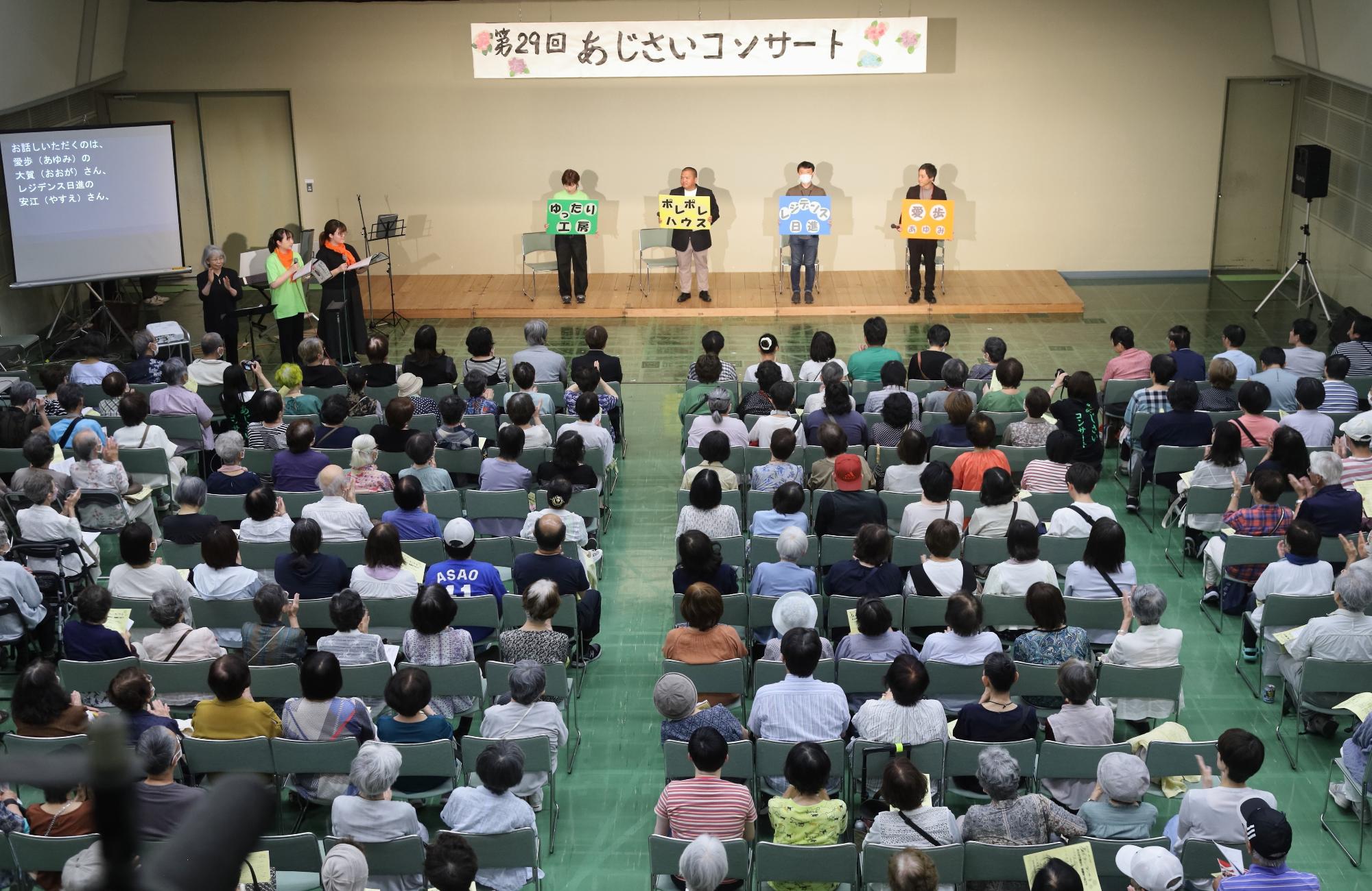 合唱を楽しむ参加者の写真