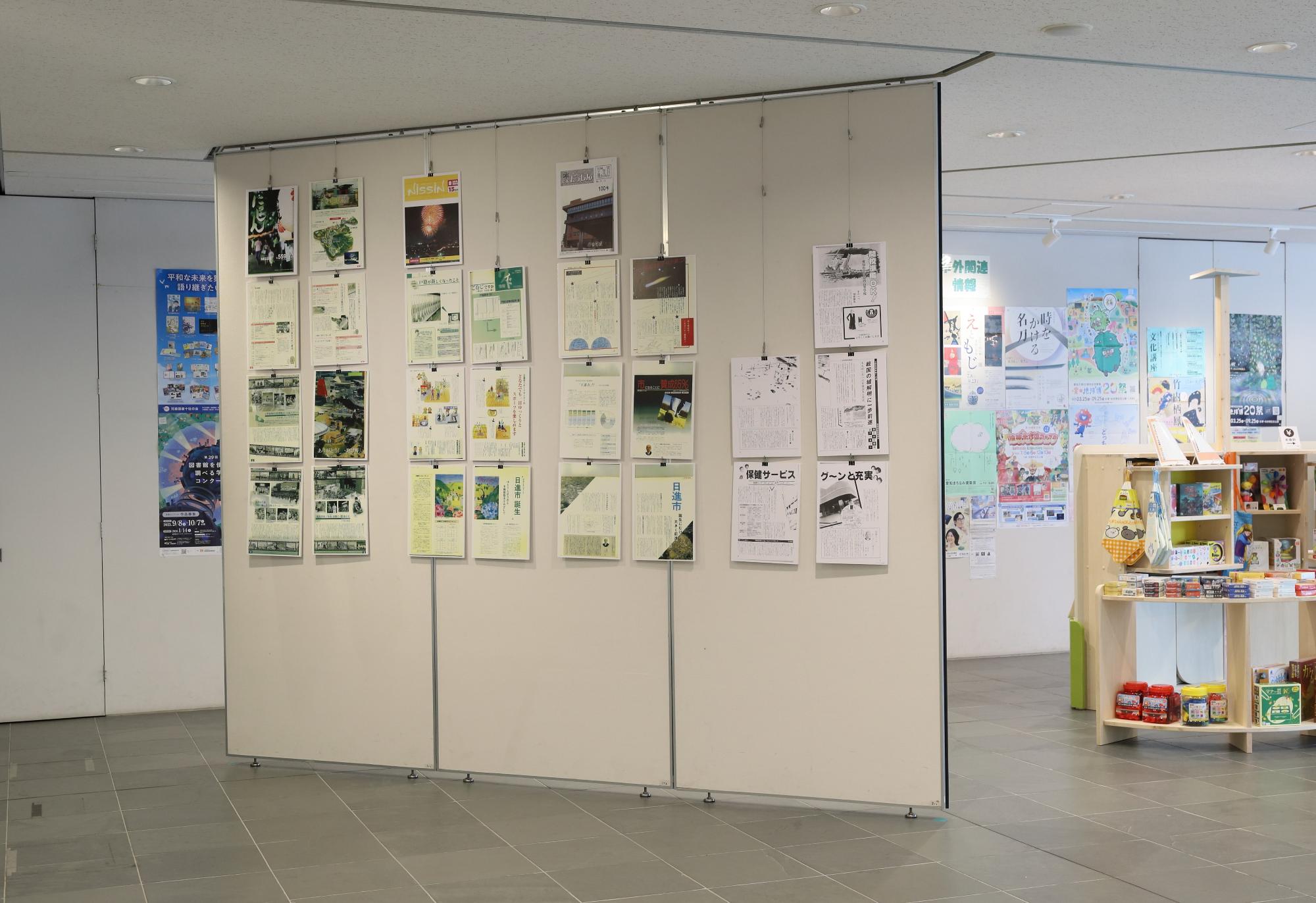 遠くから撮影したアーカイブ展の様子の写真