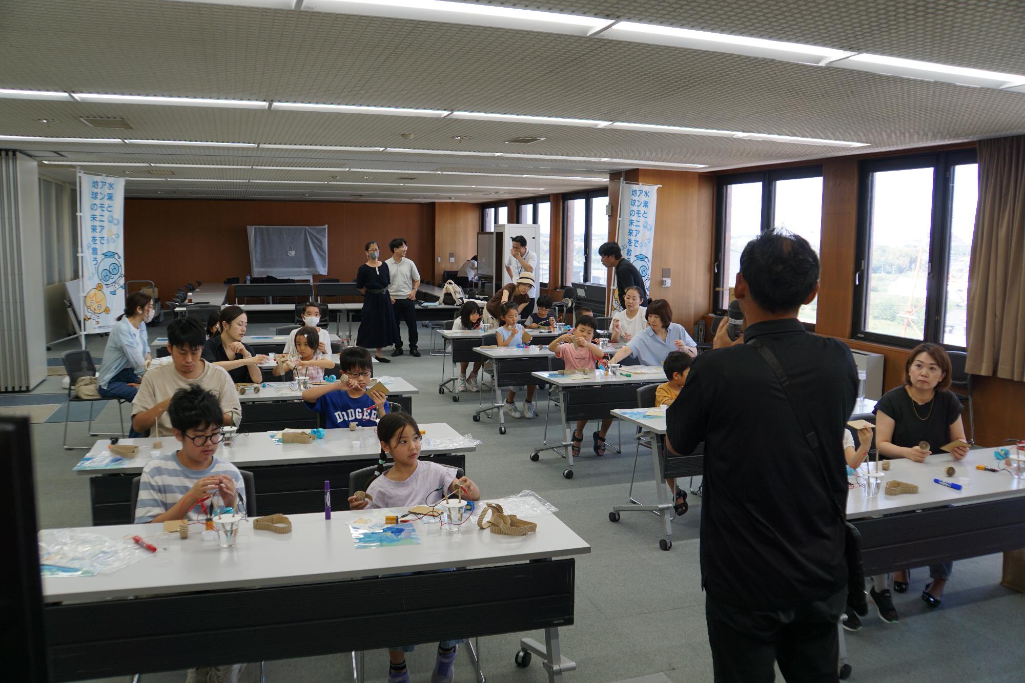 講義に参加する受講者の写真
