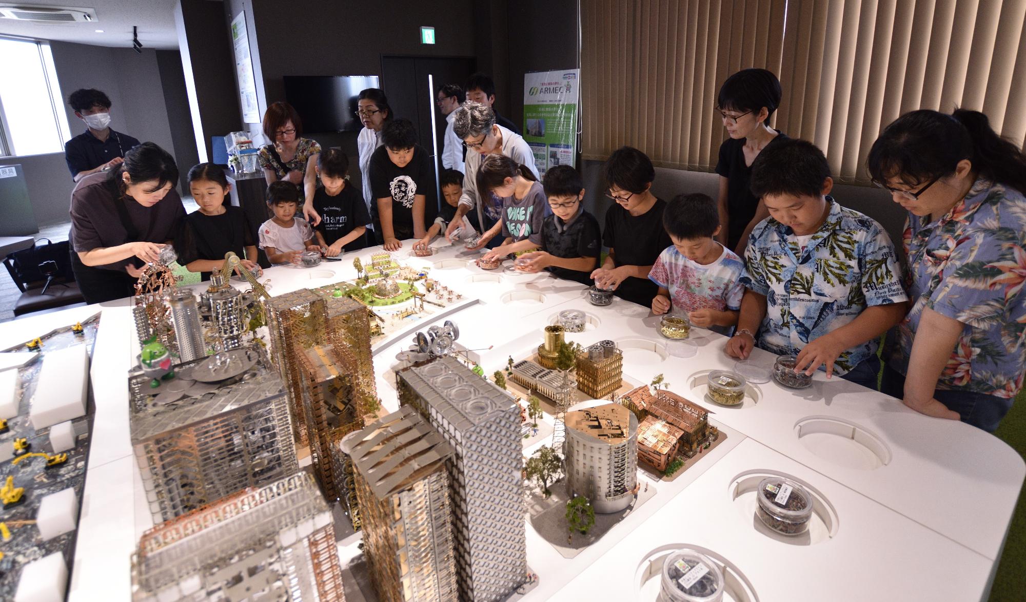 ミュージアムで金属について学ぶ参加者の写真