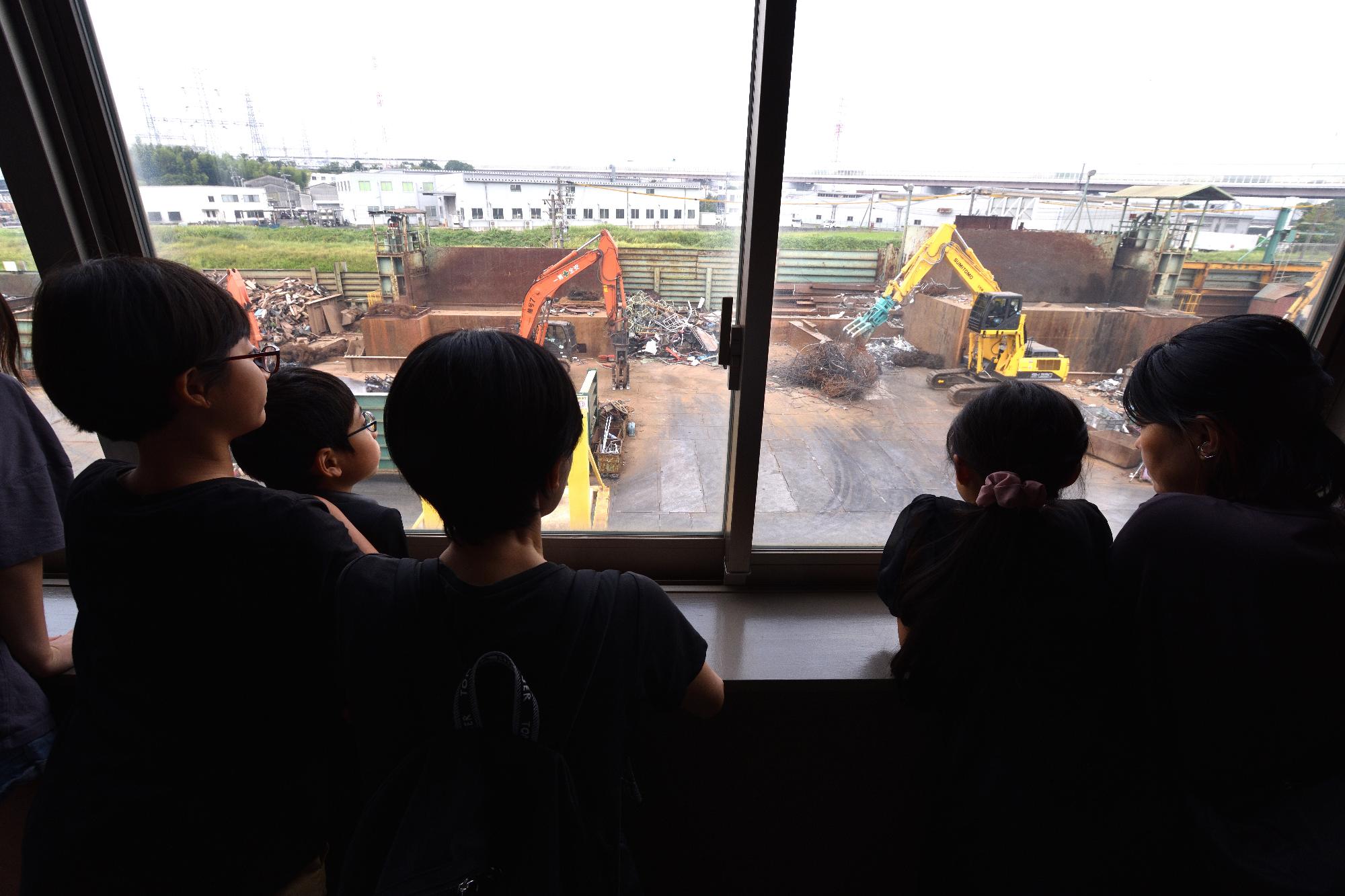 リサイクルに使われる車を見学する参加者の写真