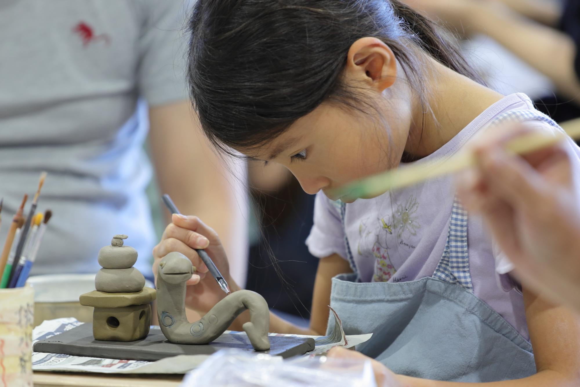 干支の置物を制作する子どもの写真