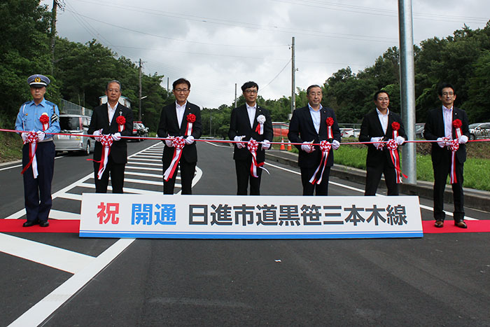 テープカットをする近藤市長（中央）