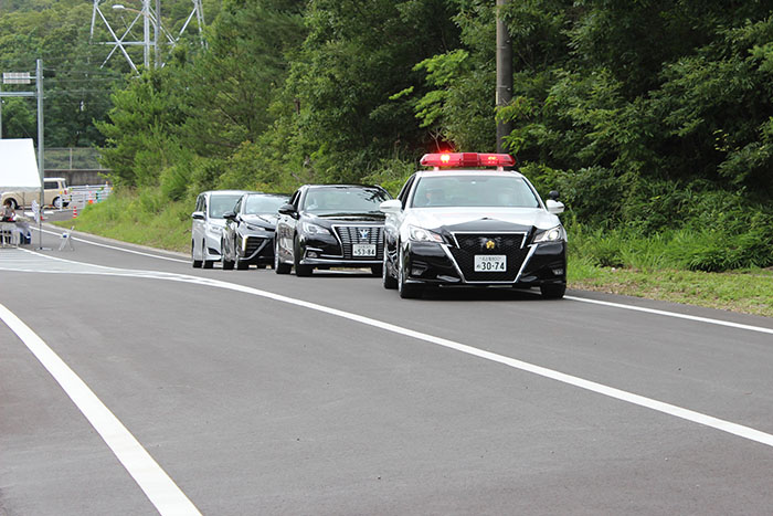 市道黒笹三本木線の走り初めをする車両