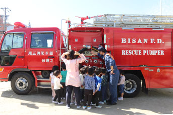 消防車の装置について消防職員から説明を受けました