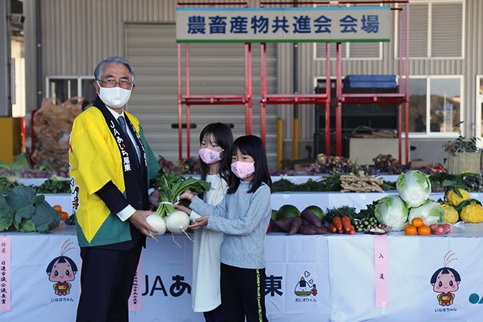 その場で野菜の寄付が行われました