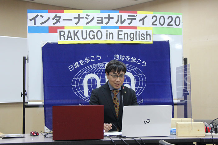 市内の撮影会場で視聴者へ向けてあいさつをする近藤市長