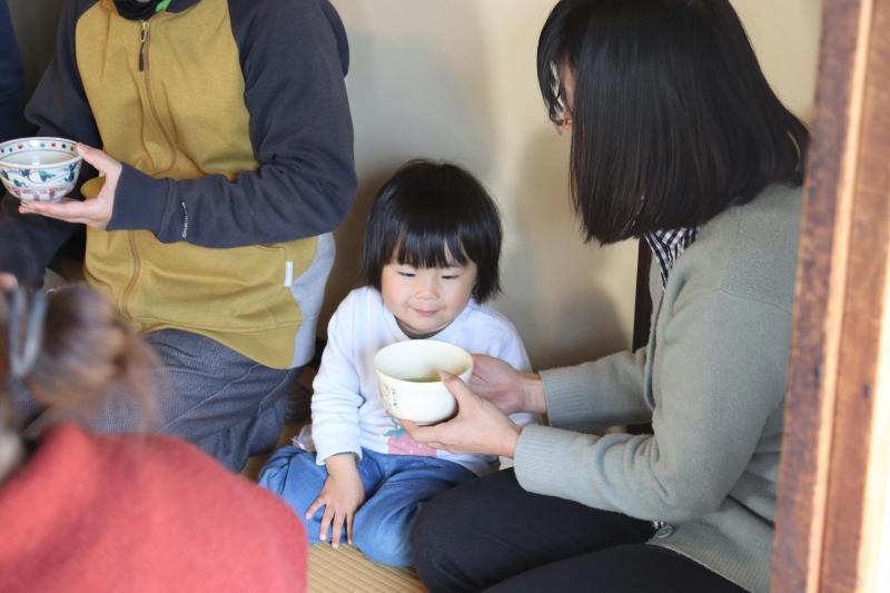 うれしそうに抹茶を見る子ども