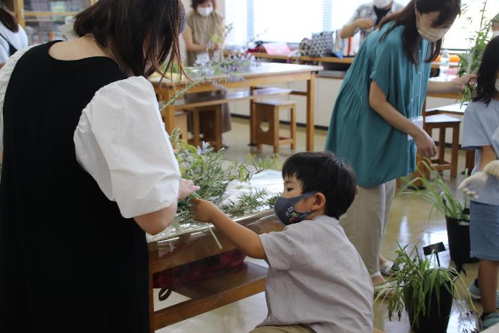 親子でハーブとお花のブーケ作り。これがいい、としっかりアピールしていました。