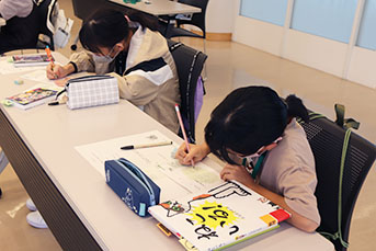 自分が選んだ本について紹介カードに書き込む参加者たち