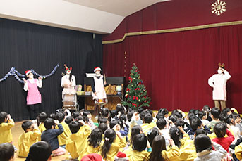 保育士たちの合奏と園児たちの手遊び歌でクリスマスソングを楽しみました