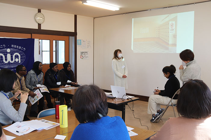 日本の学校について「つたわる日本語」で説明をする参加者