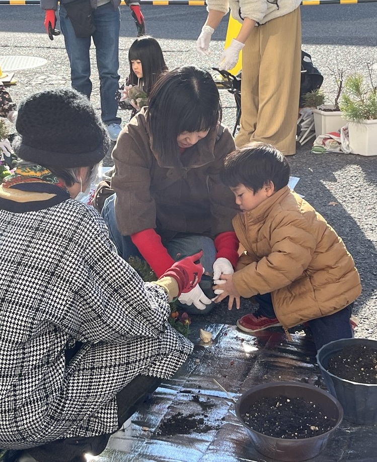 寄せ植え教室を楽しむ家族の写真