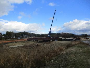 橋の工事を行っています。