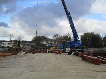 橋の工事を行っています。