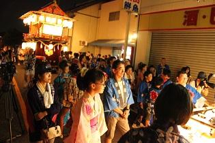 岩藤天王祭でおみこしの周りに集まる参加者の写真