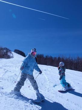青空の中、木祖村でスキーをしている写真