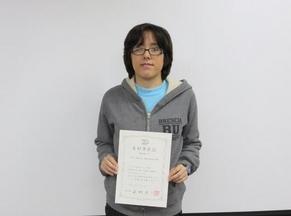留学生が友好市民証を授与した記念写真