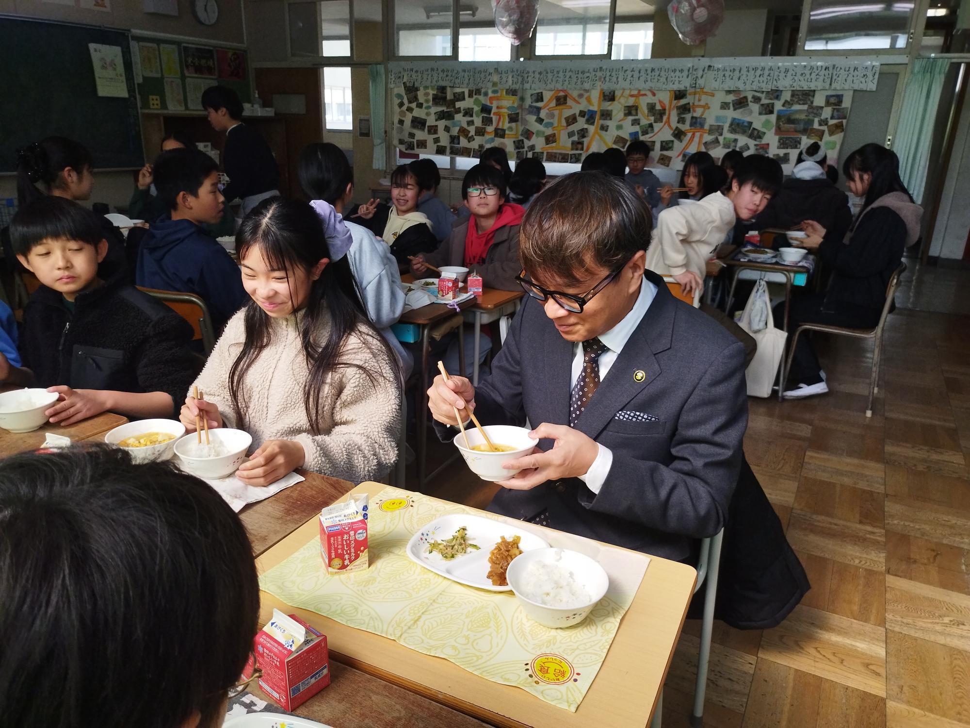 給食懇談会の様子