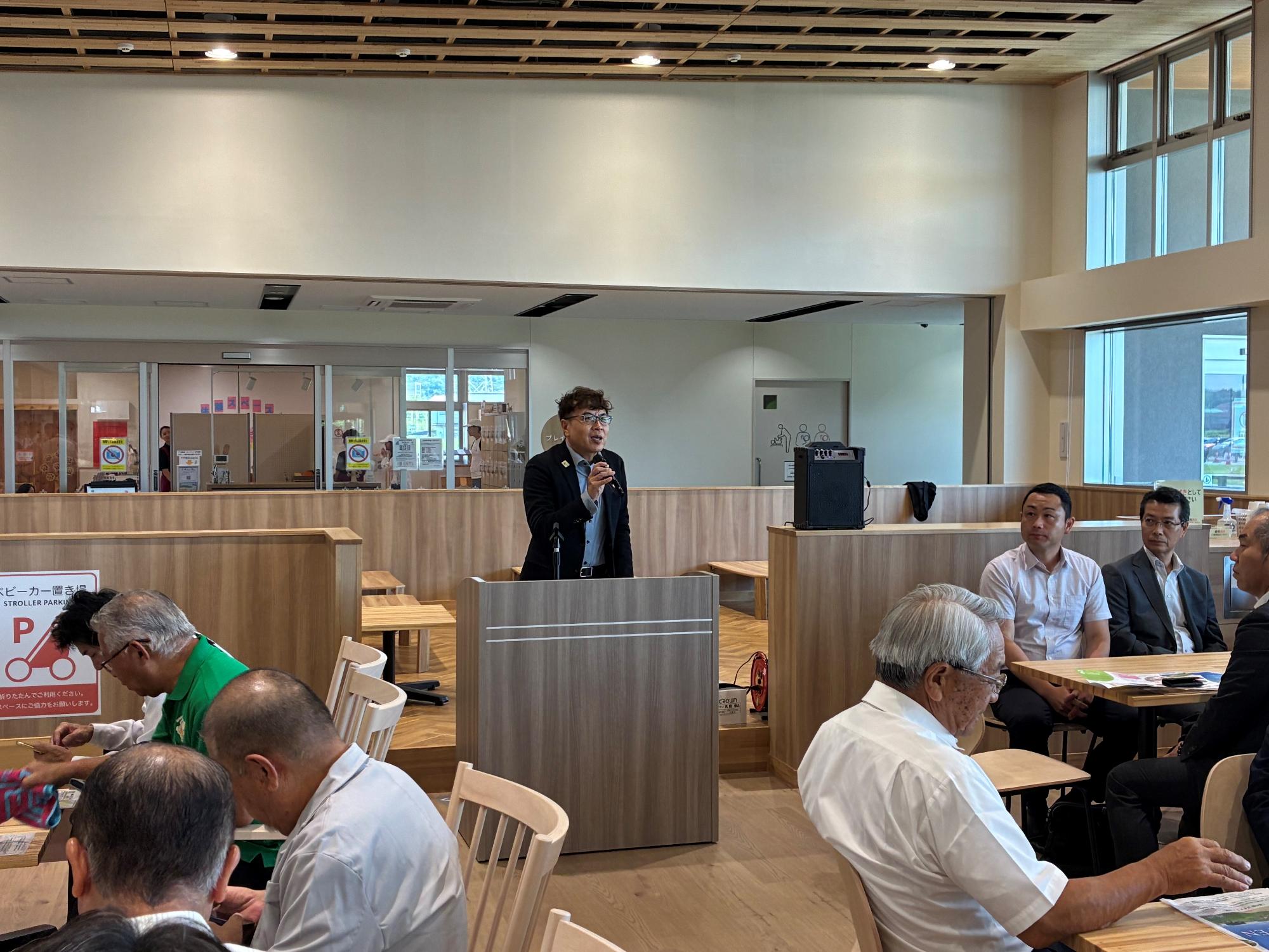 20250729_道の駅 マチテラス日進 内覧会で挨拶する近藤市長