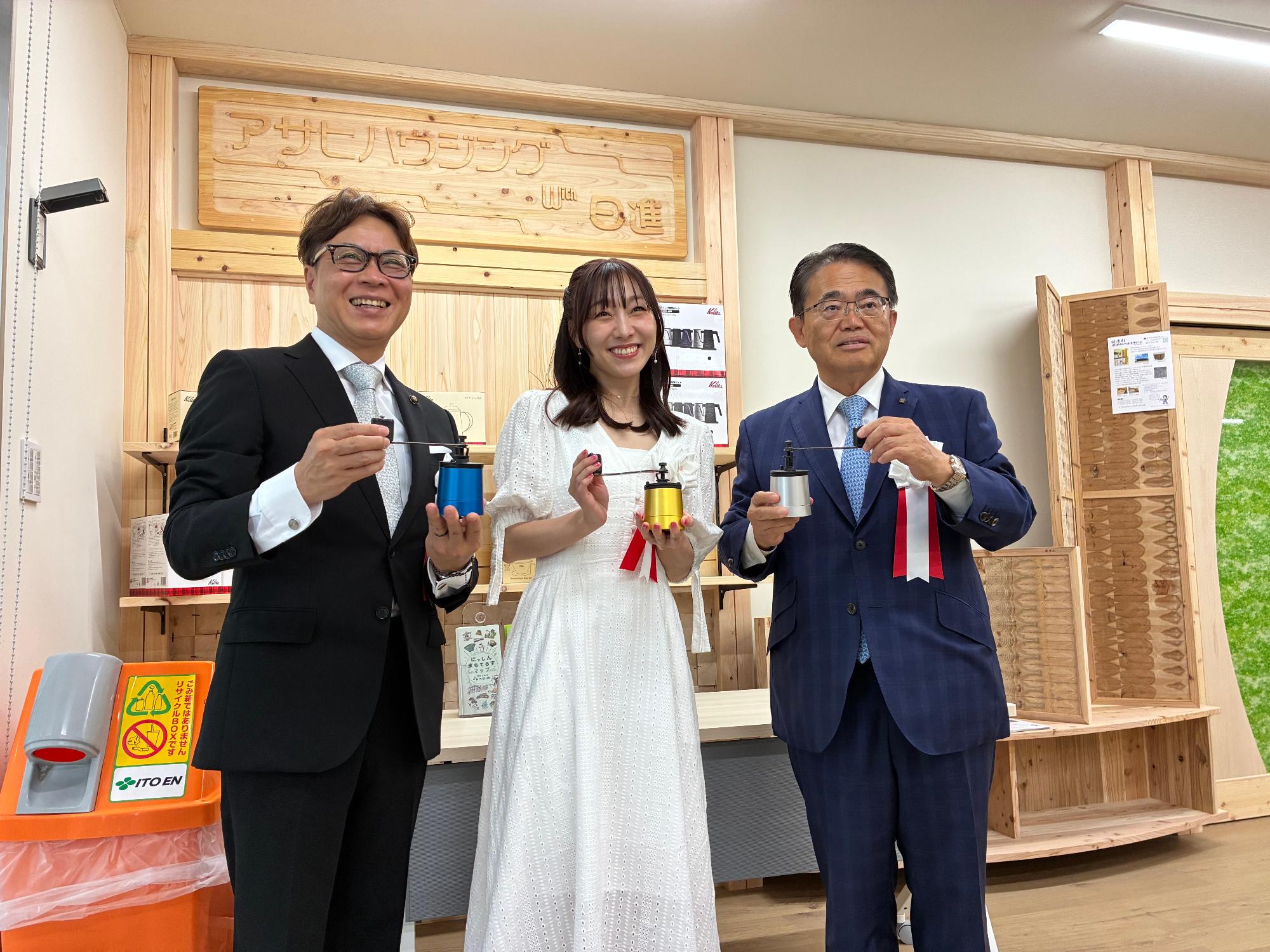 20250804_にっしん観光まちづくり協会でコーヒーミルを手に取って