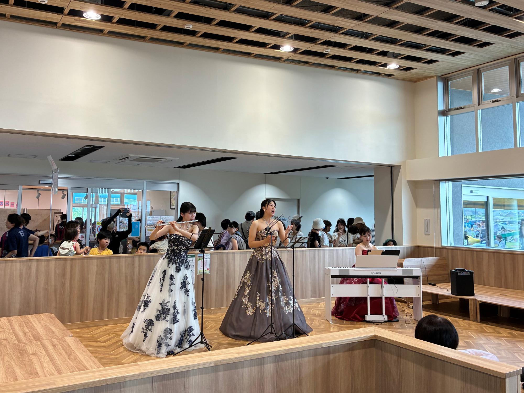 20250804_道の駅での演奏の様子