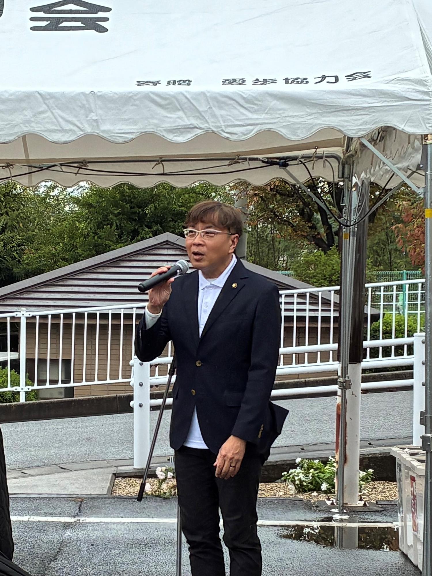 20251026_あゆみまつりで挨拶をする近藤市長