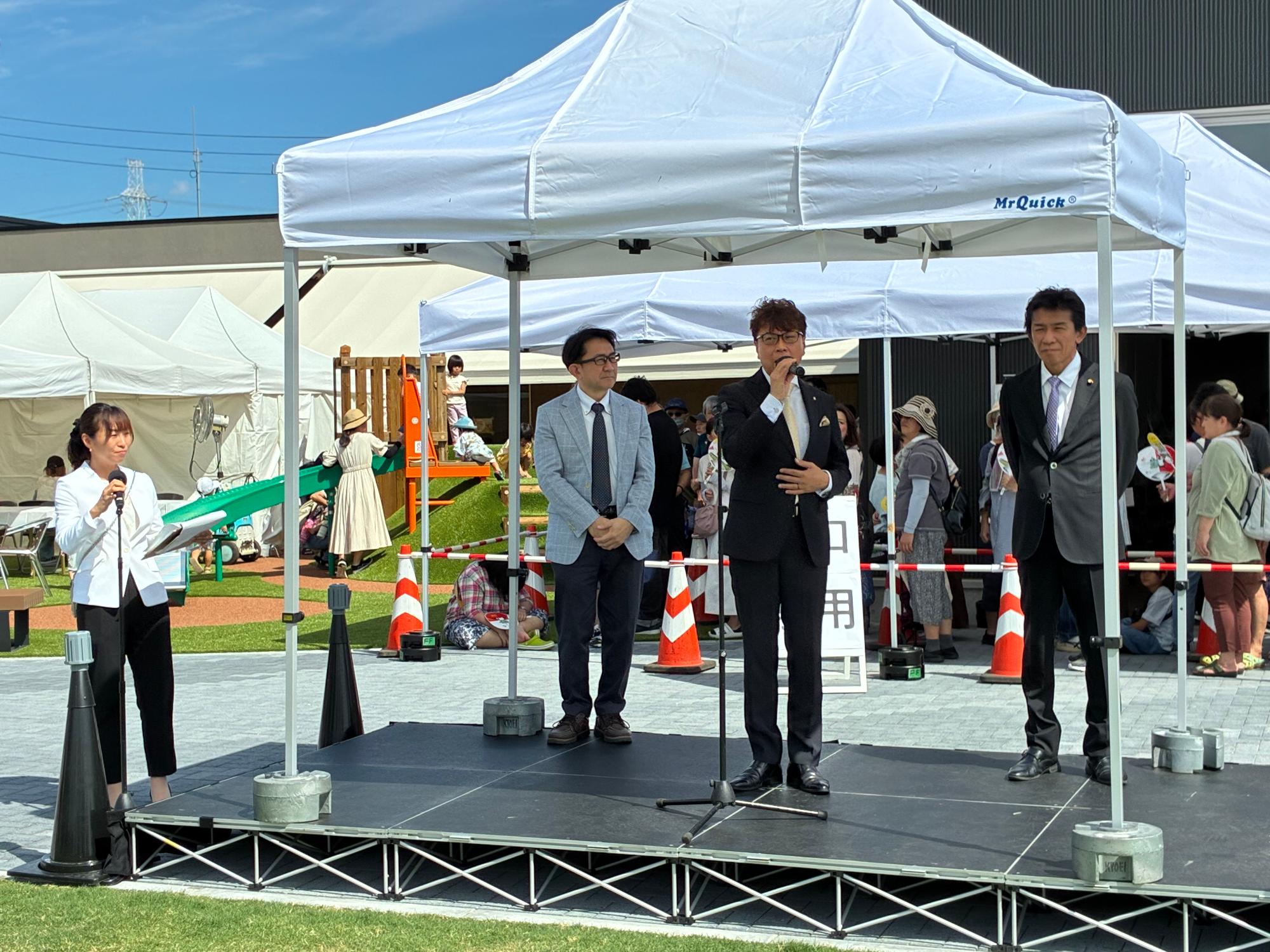 20250808_道の駅 マチテラス日進グランドオープニングイベントで挨拶する近藤市長