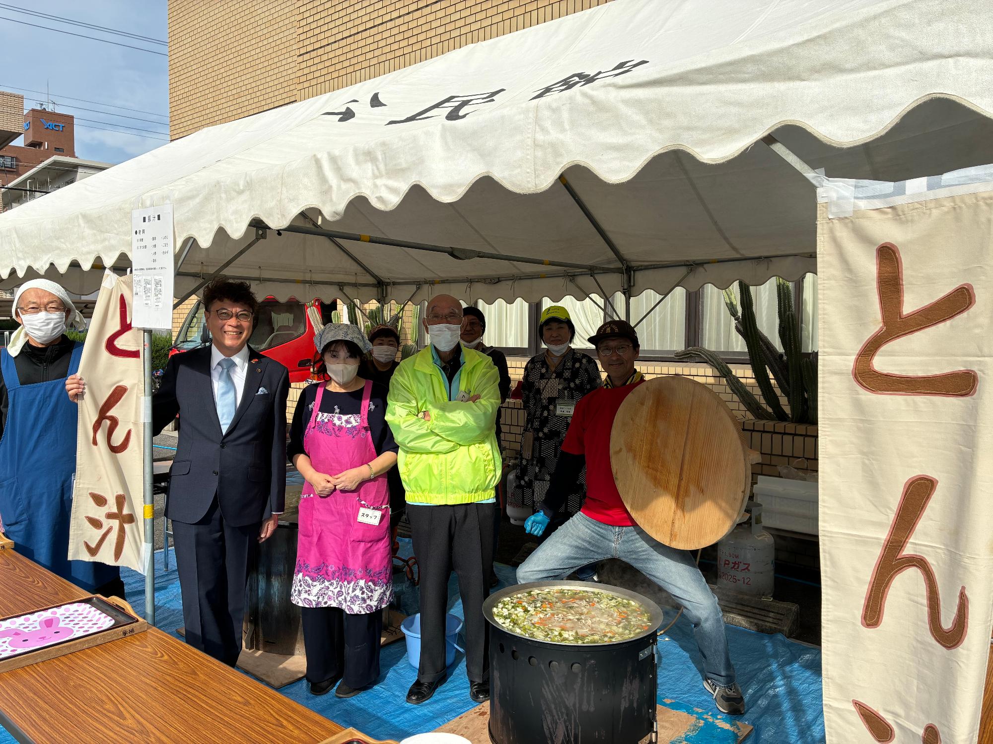 20251102_会場にはおいしいとん汁があります