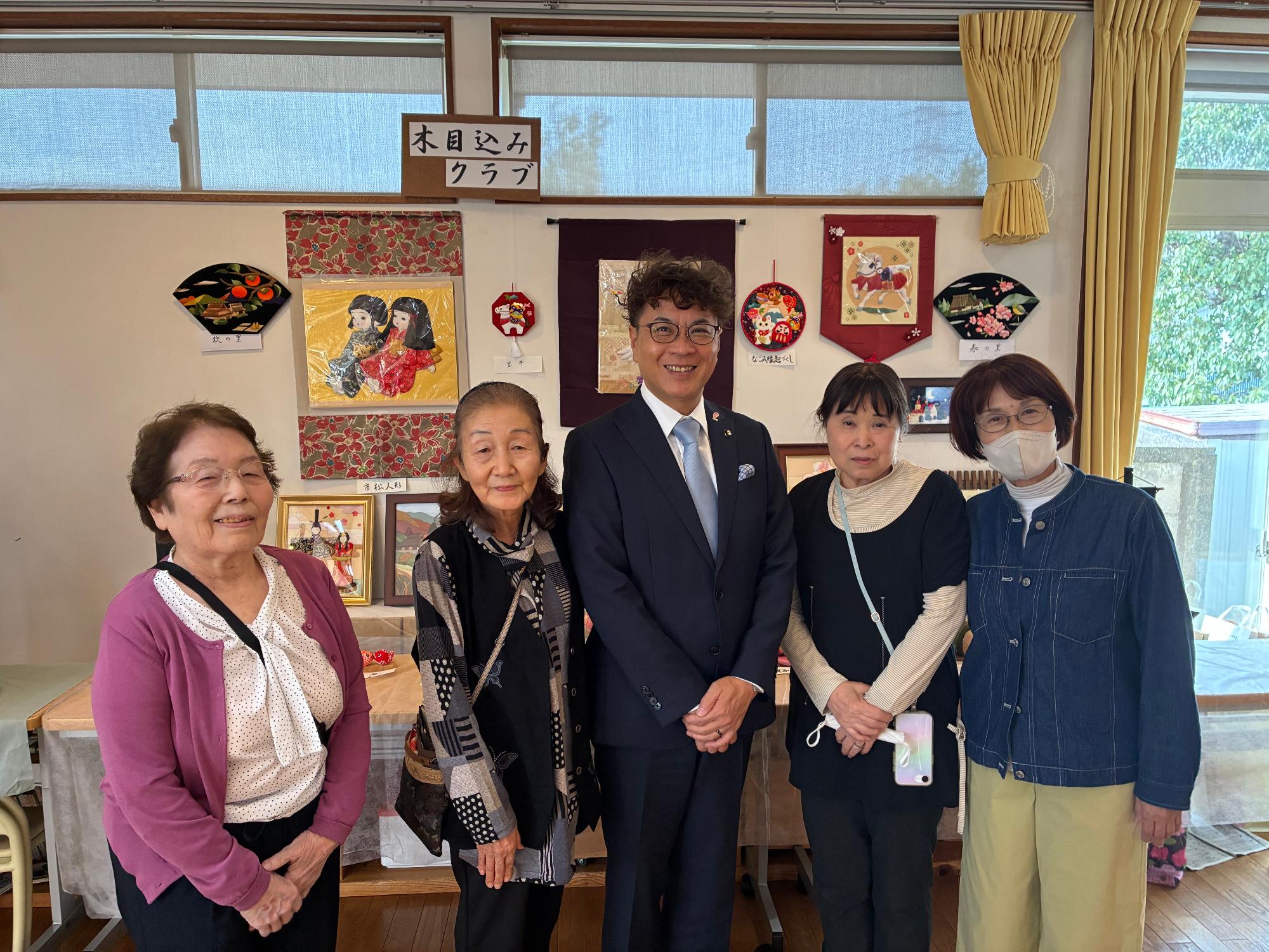20251102_木目込みクラブの皆さんと近藤市長