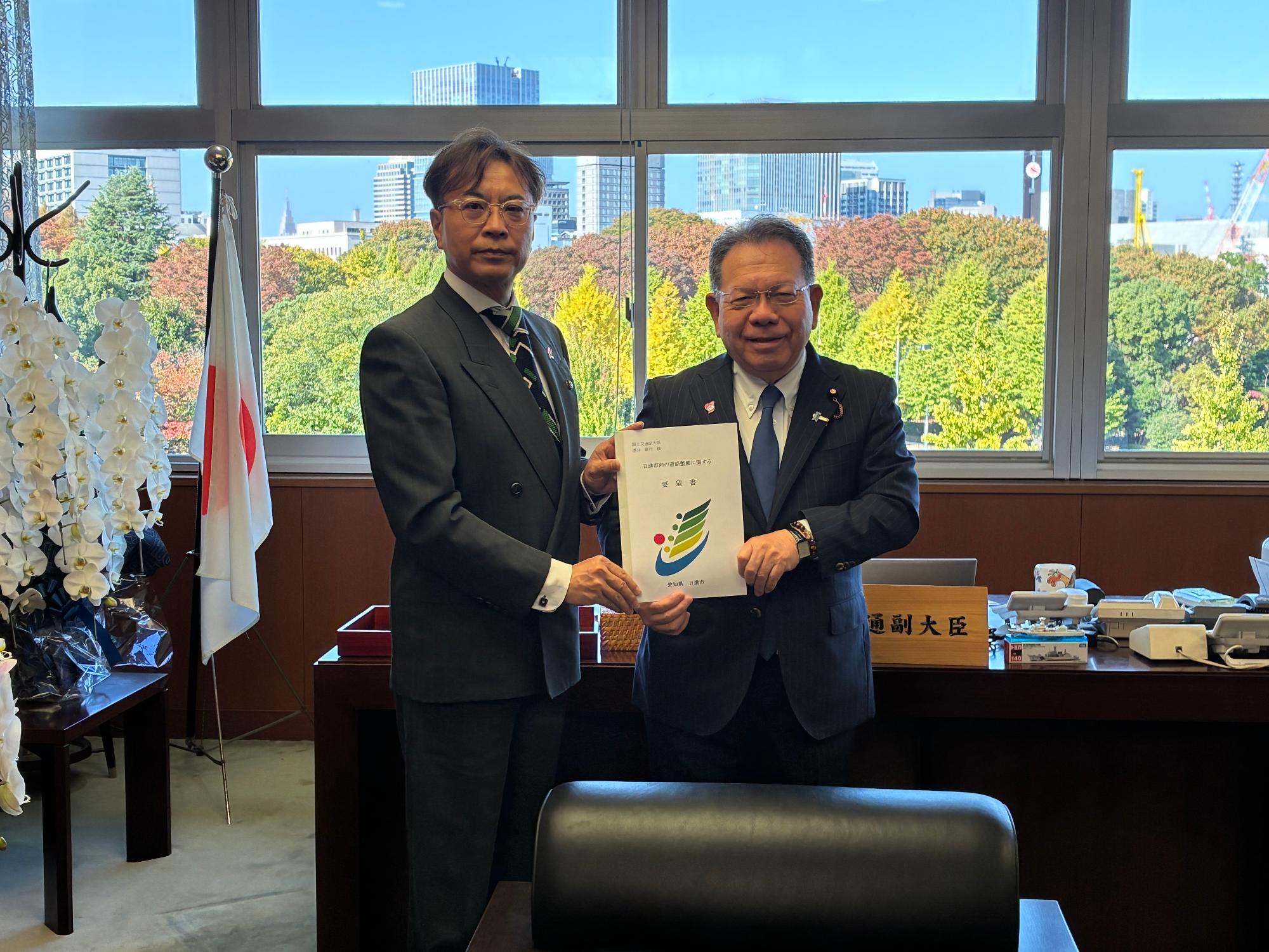 20251107_酒井庸行国土交通副大臣へ要望書を手交する近藤市長