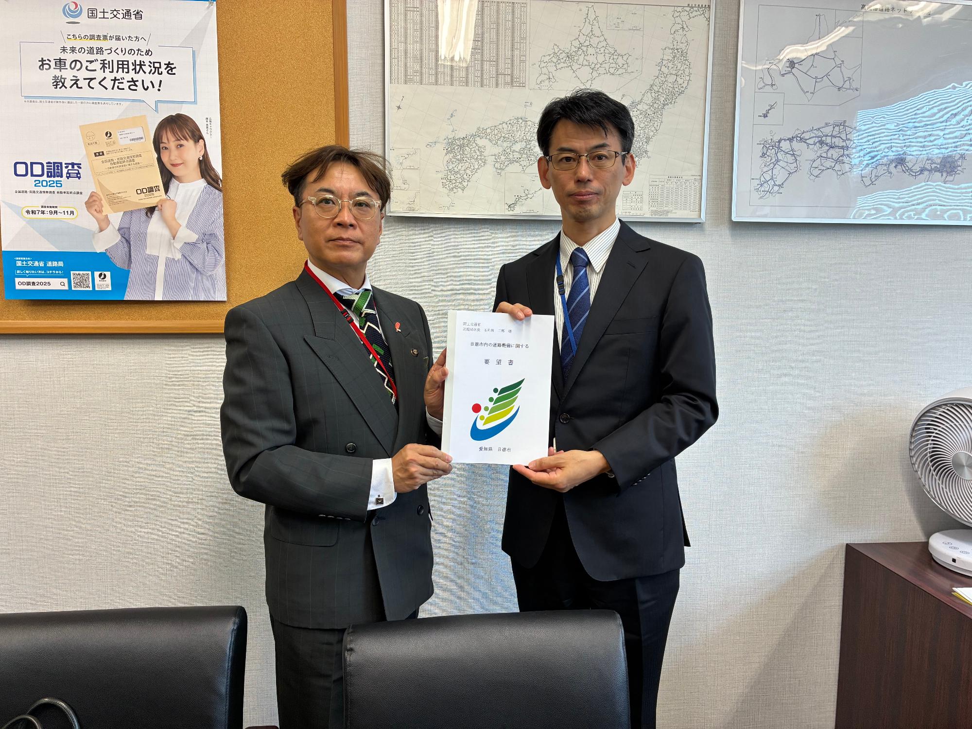 20251107_石和田二郎道路局次長へ要望書を手交する近藤市長